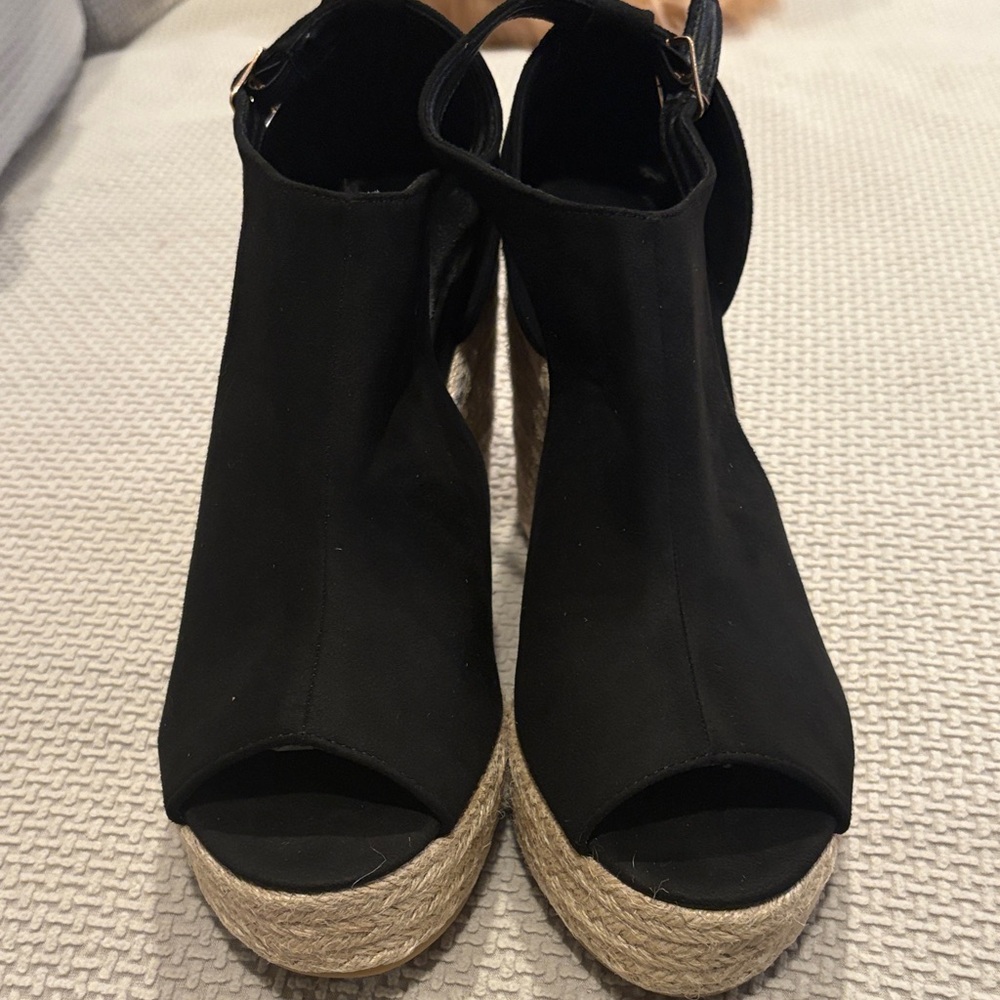 Elegant Black Peep-Toe Espadrilles